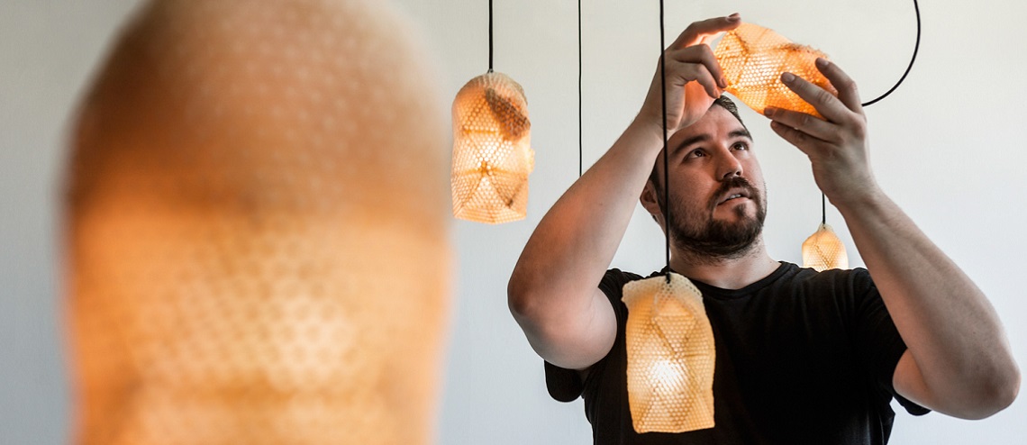 Odborník v 3D tisku z vosku je včela, uvědomil si designér Eduard Seibert. Letos uvede na trh první produkt na světě vyrobený včelami