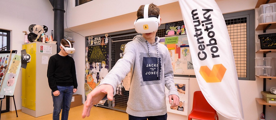 Virtuální realita jako oficiální součást výuky. Program VR School žáky vtáhne do tajů vesmíru i lidského těla