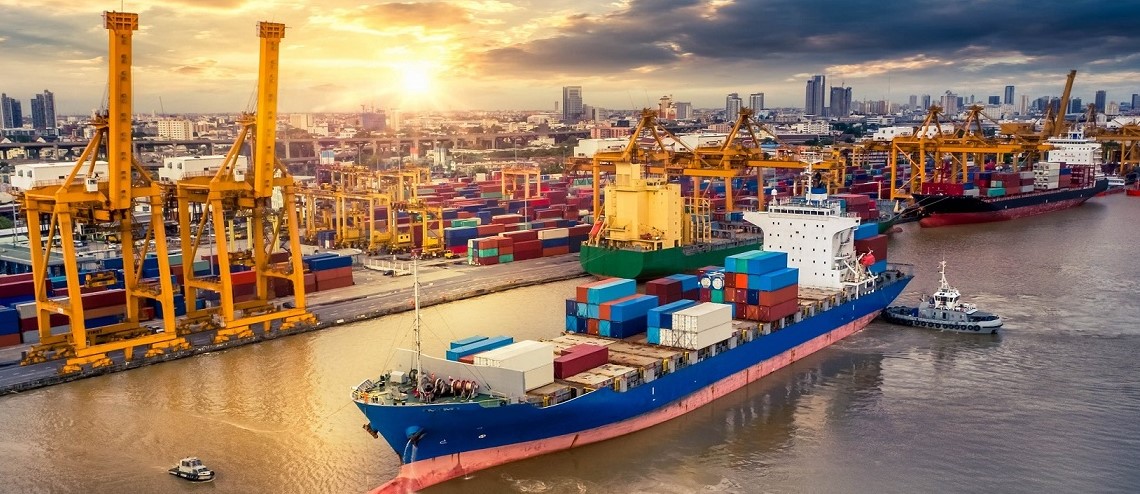 Velká kontejnerová krize: Cena lodní dopravy z Asie letí vzhůru o stovky procent, zdražování dopadá na všechny. Alza vypravila z Číny vlak