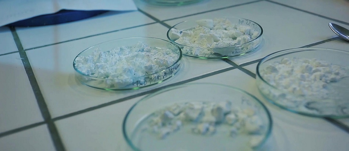 Pomocí bakterií mění použitý olej na hodnotné suroviny, teď chystají kosmetiku z pivovarského mláta